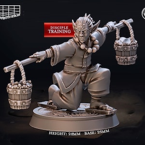 Puede incluir: Figura detallada de una persona arrodillada que lleva dos cubos suspendidos de un poste. La persona lleva una túnica y tiene orejas puntiagudas. La base es de 25 mm y la altura es de 28 mm. El texto "DISCIPLE TRAINING" está en una pancarta roja.