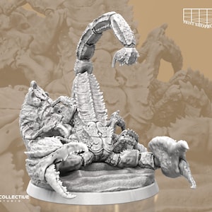 Könnte beinhalten: Eine detaillierte, graue, 3D-gedruckte Miniatur eines Skorpions mit hoch erhobenem Schwanz und Krallen. Der Skorpion ist auf einem runden Sockel platziert.
