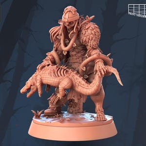 Könnte beinhalten: Eine detaillierte 3D-gedruckte Miniatur eines skelettartigen Kriegers, der ein Krokodil hält. Die Figur trägt eine Rüstung und ist mit pflanzenartigen Details verziert. Die Miniatur steht auf einem runden Sockel und ist hellbraun.