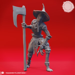 Könnte beinhalten: Eine graue, 3D-gedruckte Vogelscheuchenfigur, die eine große Axt hält. Die Figur trägt einen spitzen Hut und zerrissene Kleidung mit Seildetails an Armen und Beinen. Der Hintergrund ist einfarbig rot.