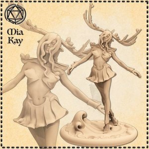 Puede incluir: Una figura miniatura impresa en 3D de una figura femenina con cuernos, que lleva una falda y está de pie sobre una base con un diseño de onda.