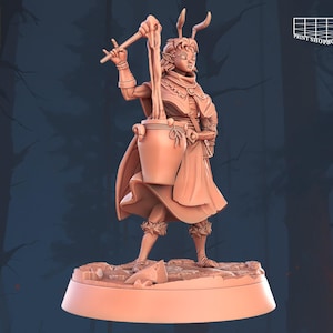 Könnte beinhalten: Eine 3D-gedruckte Miniatur einer Fantasy-Figur, die einen Kessel und einen Holzlöffel hält. Die Figur trägt eine Robe und hat Geweih. Die Miniatur ist in hellbraun bemalt.