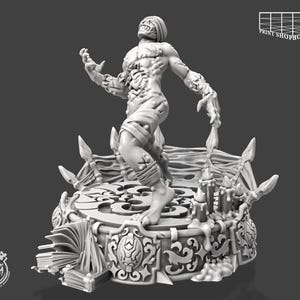 Könnte beinhalten: Detaillierte, grau abgestufte 3D-gedruckte Miniatur einer mumifizierten Figur, die auf einer dekorativen Basis mit Kerzen, Büchern und kunstvollen Schnitzereien steht. Die Figur hat Bandagen und ein verstörtes Aussehen. Die Basis trägt den Text "Cast n Play" und "Print Shop Boys".