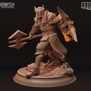 Könnte beinhalten: Eine detaillierte Miniaturfigur eines Kriegers, der eine verzierte Rüstung und einen gehörnten Helm trägt, eine zweiköpfige Axt und einen Schild hält. Die Figur steht auf einem felsigen Sockel mit Schädeln.