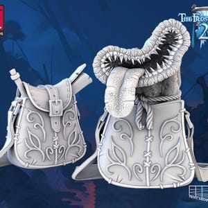 Könnte beinhalten: Ein 3D-gedrucktes Modell einer Tasche mit einem Monstermaul und einer Zunge, die aus der Oberseite herausragen. Die Tasche ist mit komplizierten floralen Mustern verziert und hat einen Riemen. Der Text "The Frost City 2" ist im Hintergrund sichtbar.