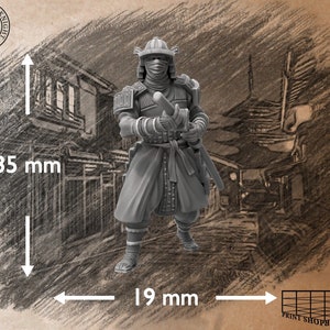 Puede incluir: Una figura miniatura de pl&aacute;stico gris de un guerrero samur&aacute;i con casco y m&aacute;scara. La figura sostiene una espada y est&aacute; de pie sobre una base gris. La figura mide 35 mm de alto y 19 mm de ancho.