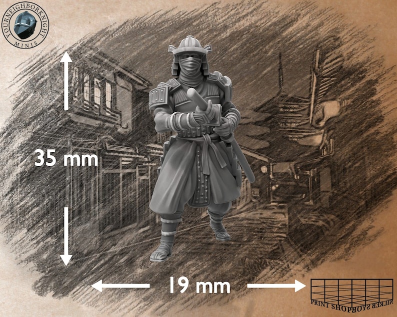 Puede incluir: Una figura miniatura de pl&aacute;stico gris de un guerrero samur&aacute;i con casco y m&aacute;scara. La figura sostiene una espada y est&aacute; de pie sobre una base gris. La figura mide 35 mm de alto y 19 mm de ancho.