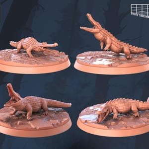 Könnte beinhalten: Vier braune Krokodilminiaturen in verschiedenen Posen, jeweils auf einer kreisförmigen Basis. Die Krokodile haben detaillierte Schuppen und offene Mäuler. Die Basen haben ein strukturiertes, felsiges Aussehen. Das Logo "STL Miniatures" ist sichtbar.
