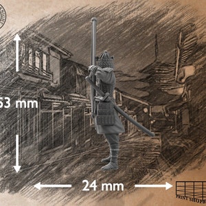 Puede incluir: Una figura en miniatura de pl&aacute;stico gris de un guerrero samur&aacute;i sosteniendo una lanza y una espada. La figura mide 5,3 cm de alto y 2,4 cm de ancho. La figura est&aacute; de pie frente a un fondo dibujado de una calle japonesa.