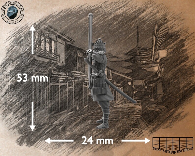 Puede incluir: Una figura en miniatura de pl&aacute;stico gris de un guerrero samur&aacute;i sosteniendo una lanza y una espada. La figura mide 5,3 cm de alto y 2,4 cm de ancho. La figura est&aacute; de pie frente a un fondo dibujado de una calle japonesa.