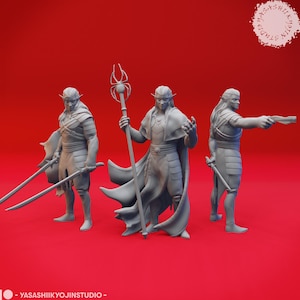 Könnte beinhalten: Drei graue 3D-gedruckte Elfenfiguren, jede mit unterschiedlichen Posen und Accessoires. Ein Elf hält einen Stab mit einer Spinne oben drauf, ein anderer hält ein Schwert und der dritte hält eine Pistole.