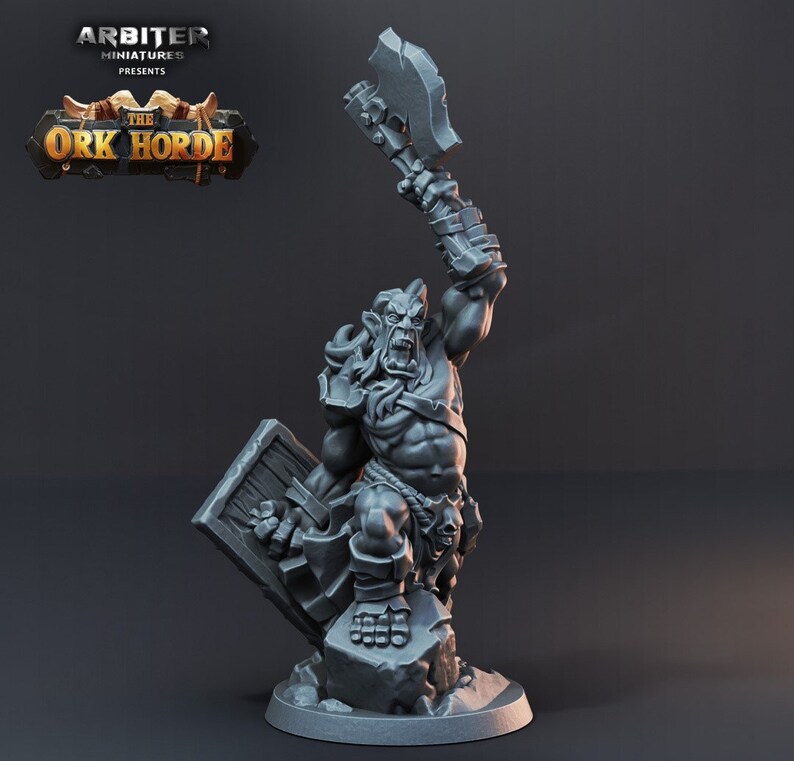 K&ouml;nnte beinhalten: Eine graue Plastikminiatur eines Ork-Kriegers, der eine gro&szlig;e Axt und einen Schild h&auml;lt. Der Ork tr&auml;gt eine R&uuml;stung und hat einen grimmigen Gesichtsausdruck. Die Miniatur steht auf einem felsigen Sockel.