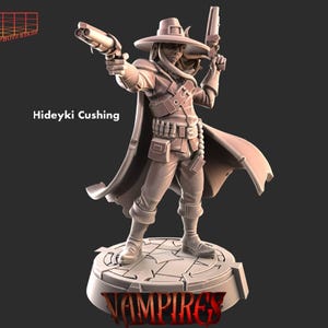 Puede incluir: Una figura en miniatura detallada de un personaje que lleva un sombrero de ala ancha, una capa larga y sostiene dos pistolas. La figura está de pie sobre una base circular con la palabra "VAMPIRES" impresa en ella. La figura está pintada en un color marrón claro.