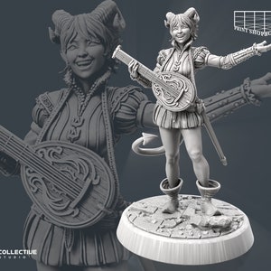 Puede incluir: Figura en escala de grises de un personaje sonriente con cuernos, sosteniendo un laúd. La figura viste un atuendo de estilo medieval y se encuentra sobre una base circular. La imagen incluye el texto "PRINT SHOP BOYZ" y "COLLECTIVE STUDIO".