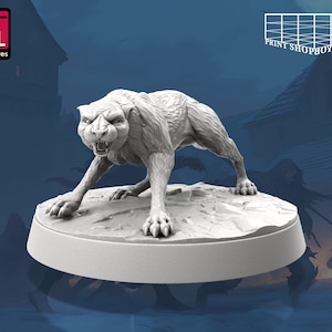 Könnte beinhalten: Eine weiße 3D-gedruckte Miniatur eines knurrenden Wolfes, der auf einem runden Sockel steht. Der Wolf ist in einer bedrohlichen Haltung dargestellt, mit gebleckten Zähnen und ausgestreckten Krallen.