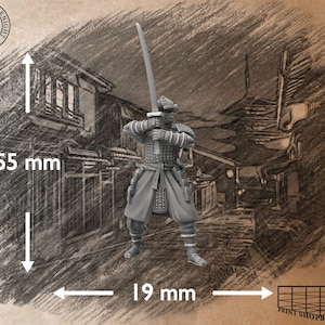 Puede incluir: Una figura en miniatura de pl&aacute;stico gris de un guerrero samur&aacute;i sosteniendo una espada. La figura mide 55 mm de alto y 19 mm de ancho. La figura est&aacute; de pie sobre un fondo gris.