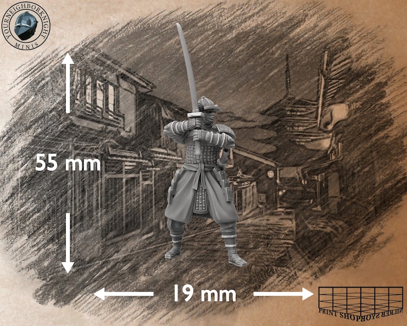 Puede incluir: Una figura en miniatura de pl&aacute;stico gris de un guerrero samur&aacute;i sosteniendo una espada. La figura mide 55 mm de alto y 19 mm de ancho. La figura est&aacute; de pie sobre un fondo gris.