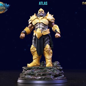 Könnte beinhalten: Eine bemalte Miniaturfigur von Atlas, einem Titanen aus der griechischen Mythologie, der eine goldene Rüstung und einen schwarzen Kilt trägt. Die Figur steht auf einem felsigen Sockel und ist Teil der Serie "Chronicles of Atlantis".