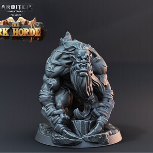 Può includere: Una statuetta in miniatura di plastica grigia di un guerriero Orco con la barba e un'ascia grande. La statuetta è in piedi su una base rocciosa. Il testo "The Ork Horde" è visibile sullo sfondo.