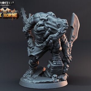 Puede incluir: Una miniatura de plástico gris de un guerrero Orc sosteniendo una espada grande y un arma más pequeña. El Orc lleva un taparrabos y tiene una expresión feroz en su rostro. La miniatura está de pie sobre una base con una textura rocosa.