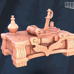 以下が含まれることがあります： 丸められた布、ボトル、剣が置かれた、詳細なライトブラウンのミニチュアテーブル。 テーブルには装飾的な前面があります。 「STL Miniatures」と「PRINT SHOP BOYZ」のテキストが表示されています。