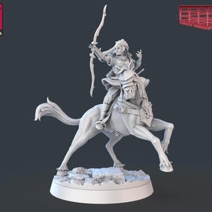 Op de afbeelding: Een wit 3D-geprint miniatuur van een vrouwelijke boogschutter te paard. De boogschutter houdt een boog en pijl vast en draagt een helm en harnas. Het paard staat op zijn achterpoten. Het miniatuur staat op een ronde basis.