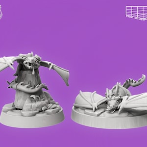 Puede incluir: Dos miniaturas grises de fantasía de una criatura parecida a un dragón con grandes alas, gafas y una larga lengua. Una miniatura está de pie sobre una base rocosa, la otra está tumbada. Las miniaturas están sobre un fondo morado. El logotipo "Cast n Play" está arriba a la izquierda.