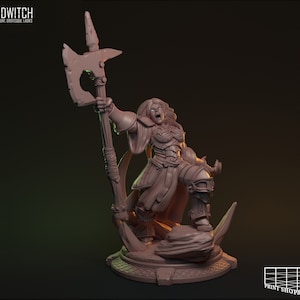 Könnte beinhalten: Eine detaillierte Miniaturfigur einer Kriegerin, in Braun bemalt, die eine große Axt mit einem Holzstiel hält. Die Figur steht auf einem runden Sockel mit einer strukturierten Oberfläche.