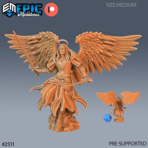 Peut inclure: Une miniature d'ange imprimée en 3D pré-supportée avec des ailes déployées, tenant une épée dans chaque main. L'ange porte une robe flottante et a une auréole au-dessus de sa tête. La miniature est imprimée en couleur brun clair.