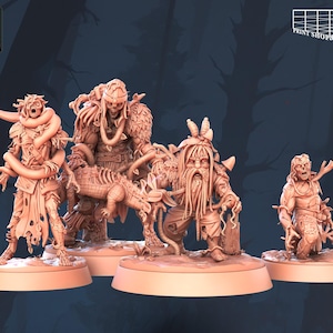 Könnte beinhalten: Eine Sammlung detaillierter, 3D-gedruckter Miniaturen. Die Figuren umfassen einen Krieger mit Totenkopfhelm, eine bärtige Figur und zwei weitere Charaktere, alle mit Fantasy-Thema. Die Miniaturen stehen auf runden Sockeln und sind hellbraun.