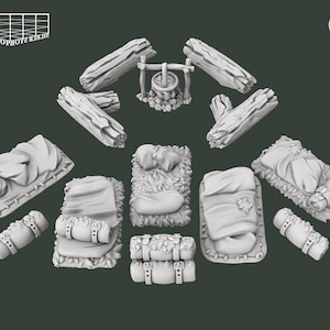 Op de afbeelding: Een verzameling onbeschilderde, 3D-geprinte miniatuur terreinstukken voor tabletop games. Inclusief boomstammen, een put, slaapzakken en opgerolde slaapzakken. De tekst "PRINT SHOPBOYZ" is zichtbaar. Ontworpen voor rollenspellen.