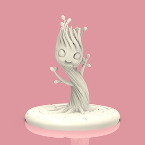 Könnte beinhalten: Eine hellfarbene, stilisierte Baumfigur mit einem lächelnden Gesicht und ausgestreckten Armen. Die Figur steht auf einem runden Sockel, und der Hintergrund ist einfarbig rosa. Der Baum hat ein strukturiertes, holzähnliches Aussehen.