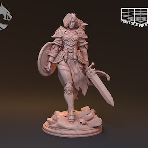Könnte beinhalten: Eine detaillierte Miniaturfigur einer weiblichen Kriegerin in Rüstung, die ein Schwert und einen Schild hält. Die Figur ist in einem hellen Rosa lackiert und steht auf einem Sockel mit Steinen und Schädeln.