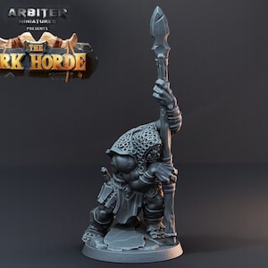 Può includere: Una statuetta in miniatura di plastica grigia di un guerriero Orc che tiene una lancia. L'Orc indossa un'armatura a maglia e un perizoma. La statuetta è in piedi su una base grigia.