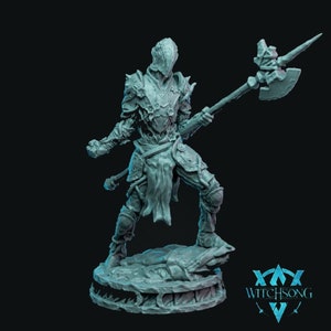 Puede incluir: Una figura en miniatura gris y detallada de un guerrero que lleva armadura y sostiene una lanza con una cabeza de hacha. La figura está de pie sobre una base rocosa y se coloca sobre un fondo negro. El texto "WITCHSONG" es visible en la esquina inferior derecha de la imagen.