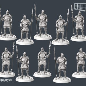 Puede incluir: Una colección de diez figuras en miniatura de soldados con armadura, cada uno sosteniendo una lanza. Las figuras están en una pose de pie sobre bases circulares con una textura similar a la piedra. Los detalles de la armadura son visibles.