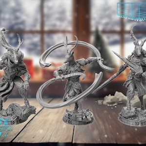 Può includere: Tre figurine grigie fantasy di guerrieri con la testa di cervo in pose dinamiche. Ogni figura è finemente dettagliata, con armi e scudi. Le figurine poggiano su basi dettagliate, con la scritta "Witchsong" visibile su una base. Lo sfondo è sfocato.