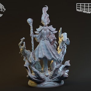 Puede incluir: Una figura en miniatura pintada de blanco de una elfa maga femenina con el pelo suelto y un bastón. Lleva un vestido largo y fluido con un estampado floral y está de pie sobre una base con un diseño de remolino.