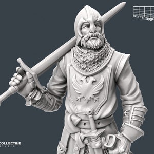 K&ouml;nnte beinhalten: Eine wei&szlig;e 3D-gedruckte Miniatur eines Ritters, der eine Kettenhemdr&uuml;stung und einen Helm mit Federbusch tr&auml;gt. Er h&auml;lt ein Schwert in seiner rechten Hand und hat einen Schild mit einem Doppelkopfadler-Emblem auf seiner Brust.
