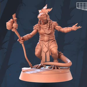 Könnte beinhalten: 3D-gedruckte Miniatur einer humanoiden Echsenkreatur, die einen Stab mit einem knollenförmigen Oberteil hält. Die Figur befindet sich in einer dynamischen Pose mit komplizierten Details auf ihrer Kleidung und Kopfbedeckung. Der Sockel ist rund, und die Gesamtfarbe ist hellorange.