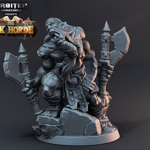 K&ouml;nnte beinhalten: Eine graue Plastik-Miniaturfigur eines Ork-Kriegers, der zwei &Auml;xte h&auml;lt. Der Ork tr&auml;gt einen Lendenschurz und hat einen grimmigen Gesichtsausdruck. Die Miniatur ist Teil der "The Ork Horde"-Kollektion.