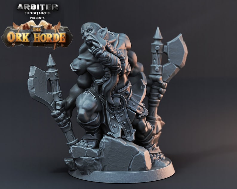 K&ouml;nnte beinhalten: Eine graue Plastik-Miniaturfigur eines Ork-Kriegers, der zwei &Auml;xte h&auml;lt. Der Ork tr&auml;gt einen Lendenschurz und hat einen grimmigen Gesichtsausdruck. Die Miniatur ist Teil der "The Ork Horde"-Kollektion.