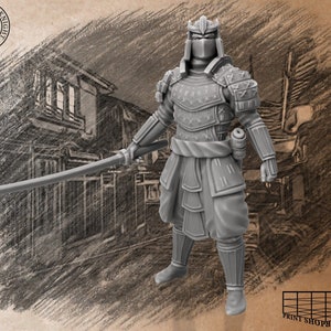 Puede incluir: Una figura miniatura de plástico gris de un guerrero samurái que lleva un casco y una armadura, sosteniendo una espada. La figura está de pie sobre un fondo marrón con una imagen dibujada de un edificio detrás de ella.