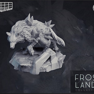 Peut inclure: Une miniature grise et détaillée d'une créature ressemblant à un loup avec des cristaux de glace sur le dos, debout sur une base rocheuse. La miniature fait partie de la collection Frost Lands.