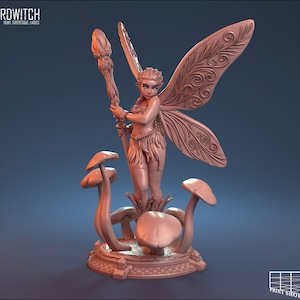 Könnte beinhalten: Eine Miniaturfigur einer Fee mit Flügeln, die einen Stab hält und auf einem Sockel mit Pilzen steht. Die Fee trägt einen Rock und hat ein detailliertes Gesicht.