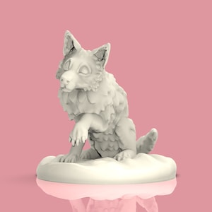 Könnte beinhalten: Weiße Keramikfigur eines Wolfes, der auf einem schneebedeckten Sockel sitzt. Der Wolf hat einen buschigen Schwanz und schaut zur Seite.