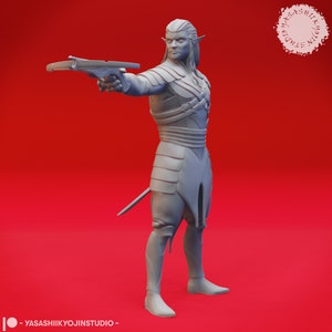 Könnte beinhalten: Eine graue 3D-gedruckte Figur eines Elfenkriegers, der eine Armbrust hält. Der Elf trägt eine Rüstung und hat spitze Ohren. Die Figur steht auf einem roten Hintergrund.