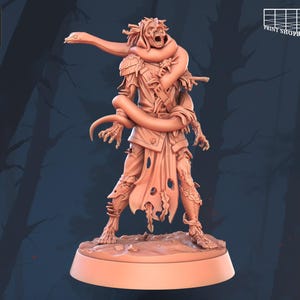 Könnte beinhalten: 3D-gedruckte Miniatur einer zombieartigen Figur, von einer Schlange umschlungen. Die Figur trägt zerfetzte Kleidung und hat einen gequälten Gesichtsausdruck. Der Sockel ist rund. Das Logo "STL Miniatures" befindet sich oben links.