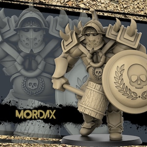 Puede incluir: Una figura en miniatura de plástico gris de un guerrero que lleva armadura y sostiene un martillo y un escudo. El escudo tiene un diseño de calavera y corona de laurel. La figura está de pie sobre una base negra. El texto "MORDAX" es visible en la base.
