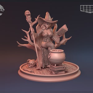 Könnte beinhalten: Eine 3D-gedruckte Figur einer Hexe, die auf einem Baumstumpf sitzt und ein Buch und einen Stab hält. Sie trägt ein langes Kleid und einen spitzen Hut. Vor ihr steht ein Kessel und auf dem Boden liegt ein Schädel.